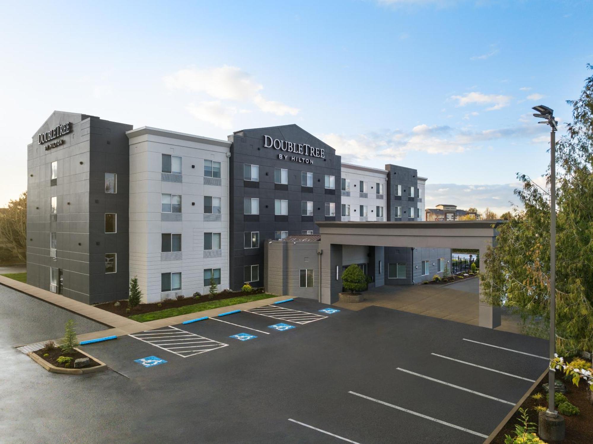 Doubletree By Hilton North Salem Hotel Exterior photo