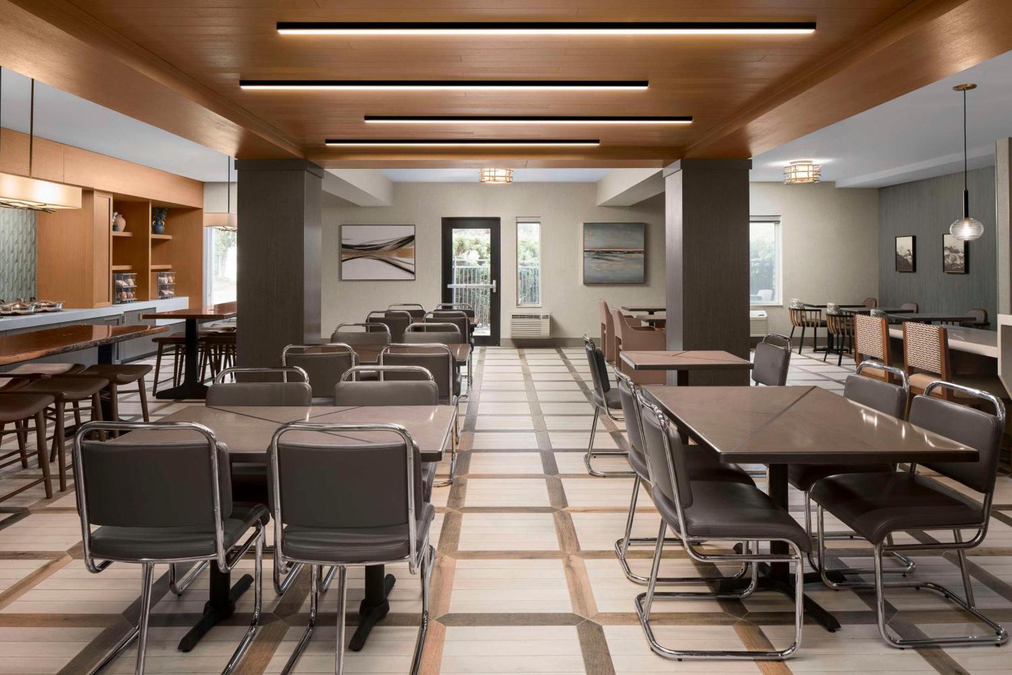 Doubletree By Hilton North Salem Hotel Exterior photo